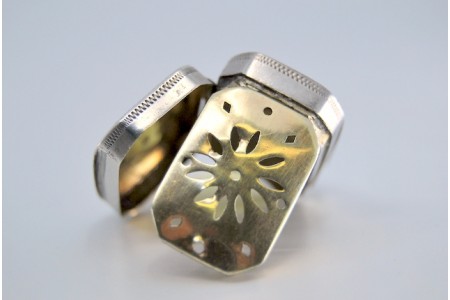 Caixa de Vinagrete em prata e ouro com gravados e frisos em ambos os lados do período de George III.